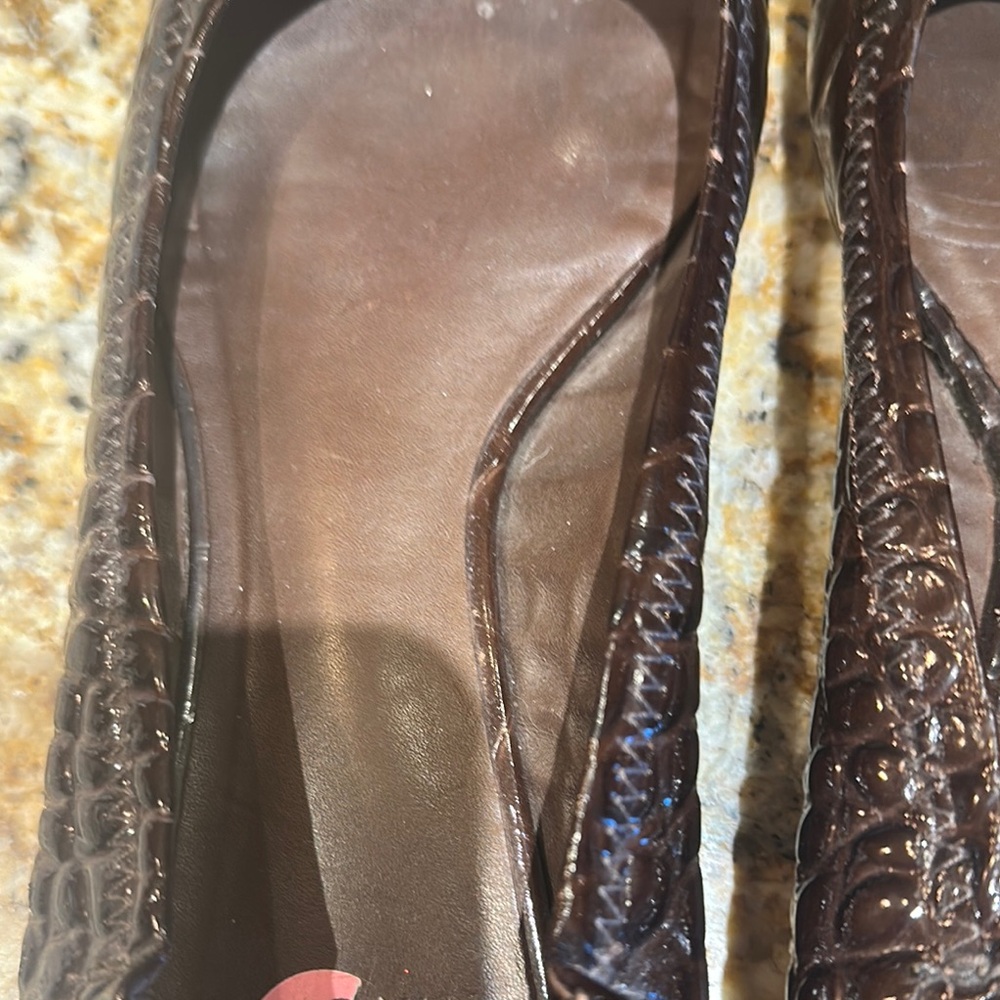Tory Burch Brown Leather Flats with Classic Detailing - Picture 4 of 10